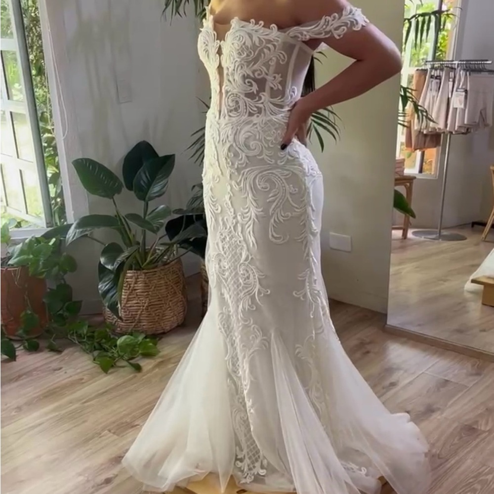 Elegant Off-Shoulder Wedding Dress